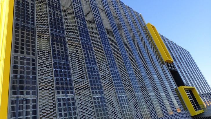 This solar facade was recently build with solar modules by CS Wismar. - © Générale de Solaire
