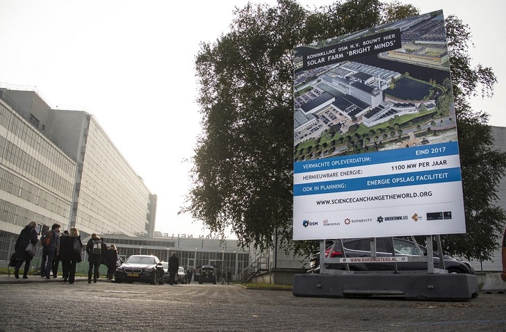 Large site boards as here in Rotterdam, Basel and Paris announce the fictitious construction of DSM’s Bright Minds solar park on these locations.