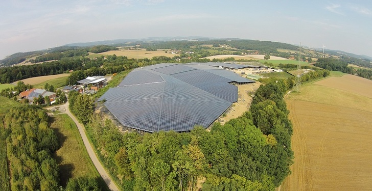 The 9.78 MW photovoltaic system on the Hellsiek landfill-site in Detmold, Germany, functions as a seal for the landfill. Solar modules in east/west orientation allow higher output. - © Goldbeck Solar
