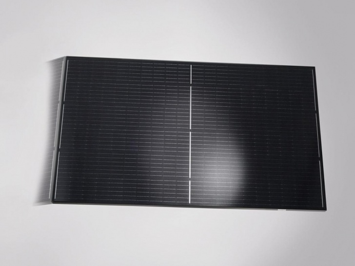 The new Q.PEAK DUO-G5 is a 120 half-cell solar module with power classes up to 330 W. - © Hanwha Q CELLS
