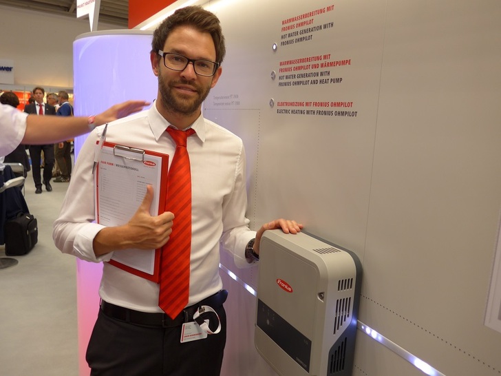 Simon Noringbauer of Fronius explains the new Ohmpilot. - © H.C. Neidlein
