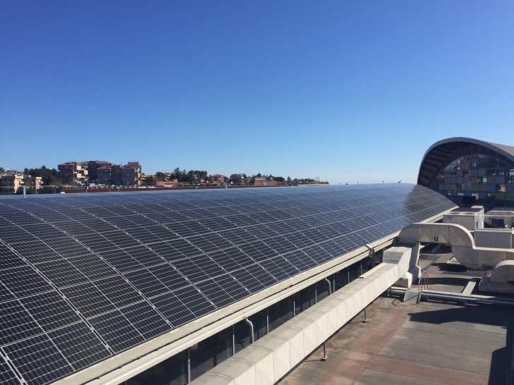 For commercial and industrial PV applications the Italian Budget Law this year grants a tax credit to those who build a photovoltaic system to service their work. - © Hanwha Q CELLS
