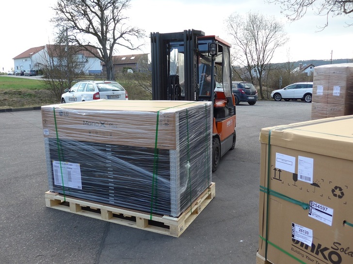 Handling of pallets of solar modules at distributor Krannich Solar in Weil der Stadt/Germany. - © Hans-Christoph Neidlein
