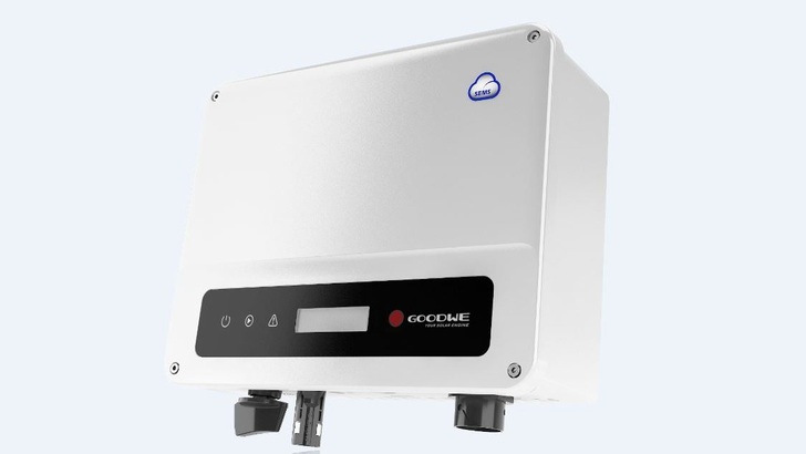 The GoodWe XS series weighs as little as 5.2 kilograms.