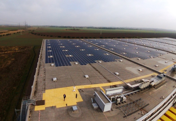 6.415 IBC SOLAR modules are installed with Solarstep light mounting systems on the flat roofs of the logistic centre of Arvato near Halle.