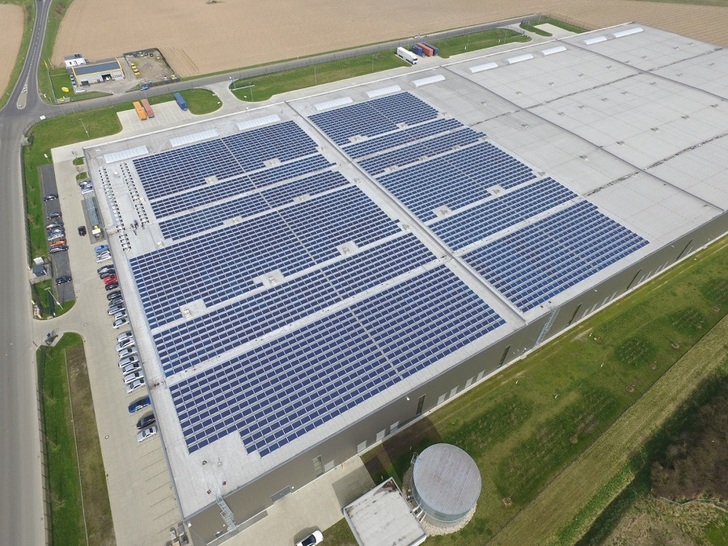 Storage and logistics facility of Medline International Germany in Kleve. - © Goldbeck Solar
