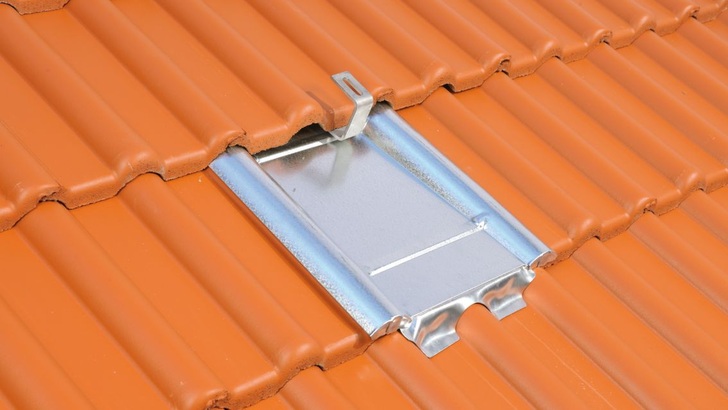 Marzari’s metal roof plate is available in 30 varieties to match all kinds of roof tiles. - © Marzari Technik
