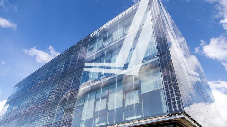 A total of 15 different types of solar modules were integrated in the facade of the Glassbel building.