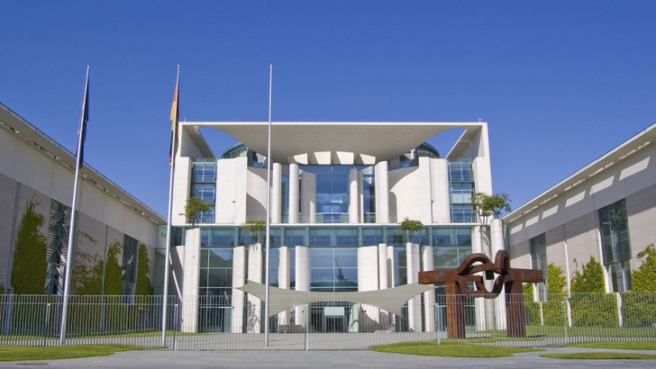 The photovoltaic system at the Chancellery in Berlin has been fundamentally renewed and expanded with more powerful solar modules. - © Tischbeinahe/Wikimedia
