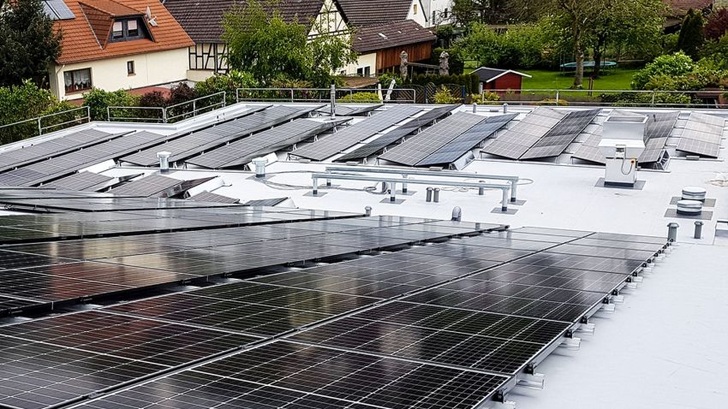 The Aeroflat is suitable for roof inclinations of up to 35 degrees. - © IBC Solar

