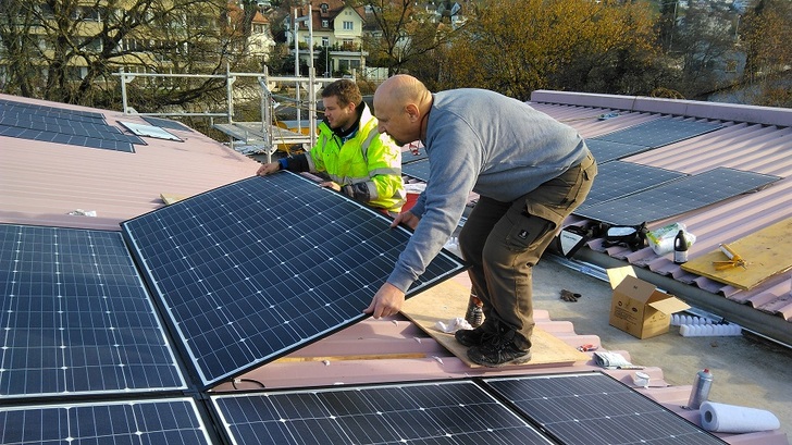 Mounting process: installers bond ultra-light PV modules to a trapezoidal sheet roof. - © LEC Leutenegger Energie Control
