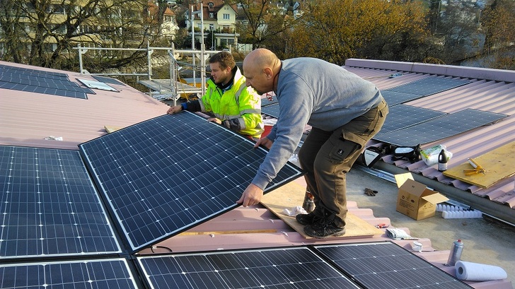 Mounting process: installers bond ultra-light PV modules to a trapezoidal sheet roof. - © LEC Leutenegger Energie Control
