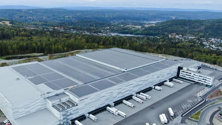 Cold storage facility in Vinterbro south of Oslo: Norway’s first commercial solar roof using 1500 Volt technology and the blueplanet 92.0 TL3 inverter from KACO new energy.