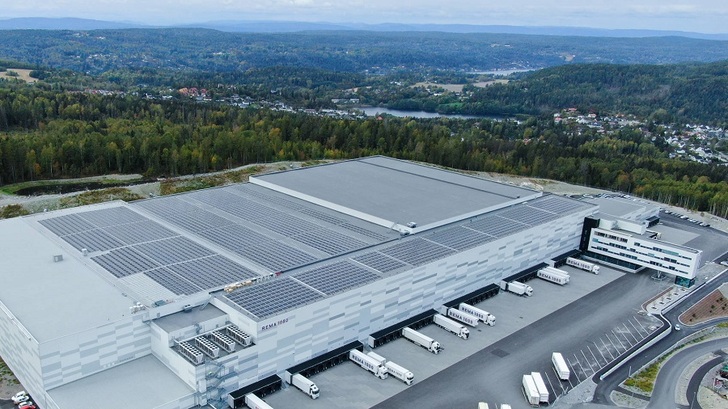 Cold storage facility in Vinterbro south of Oslo: Norway’s first commercial solar roof using 1500 Volt technology and the blueplanet 92.0 TL3 inverter from KACO new energy. - © Solcellespesialisten
