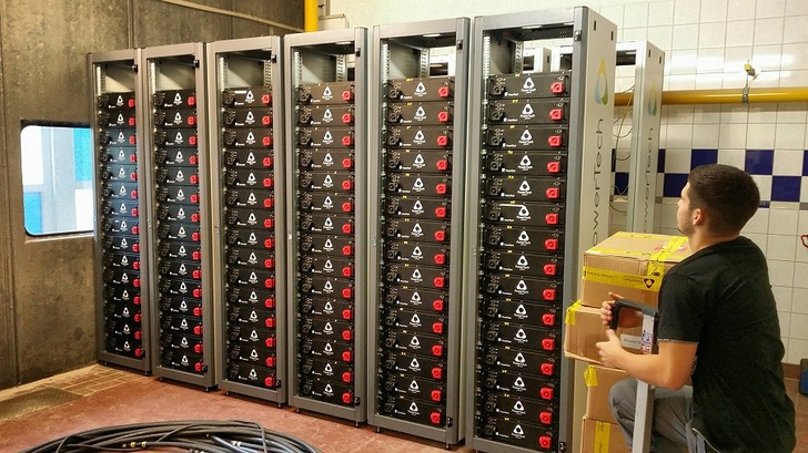 Installation of the battery storage system on the island of Borkum in Germany - © Fraunhofer ISE
