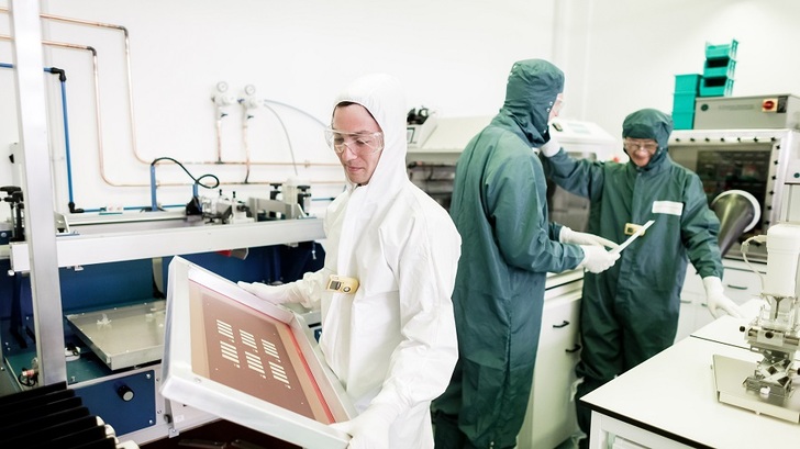 Oxford PV wants to manufacture tandem cells made of crystalline silicon and a Persowskit layer in series.