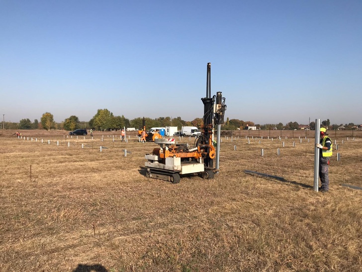 Covering an area of 7.9 hectares, the power plants will be made up of some 20,000 Jinko polycrystalline modules that are expected to produce around 6.7 GWh of electricity per year.