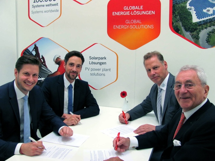 Signed cooperation agreement (from left): Benedikt Böhm (CEO, DHYBRID), Tobias Reiner (CTO, DHYBRID), Thomas Mart (CSO, IBC SOLAR), Udo Möhrstedt (CEO, IBC SOLAR). - © IBC SOLAR
