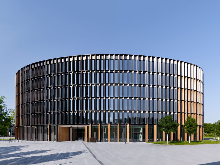 Freiburg City Hall with its solar facade and roof-top PV produces more electricity than it needs. - © Yohan Zerdoun
