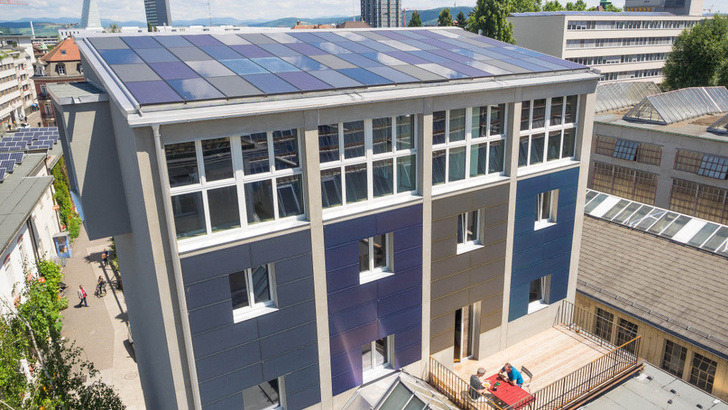 Roof of a former coal storage in Basel, which has now become an office building with a PV system. - © Solvatec
