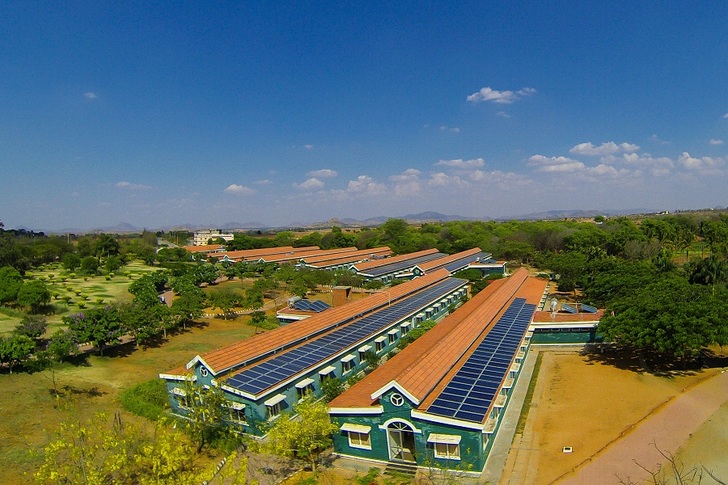 PV is on its way worldwide: PV rooftop installation at Raxa Academy in Tamil Nadu/India.
