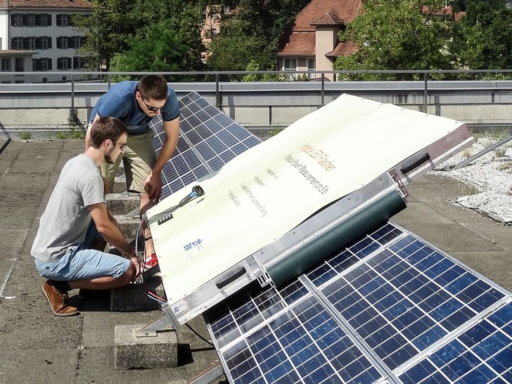 Measuring output with the new LED solar simulator - © PI Berlin/ZHAW
