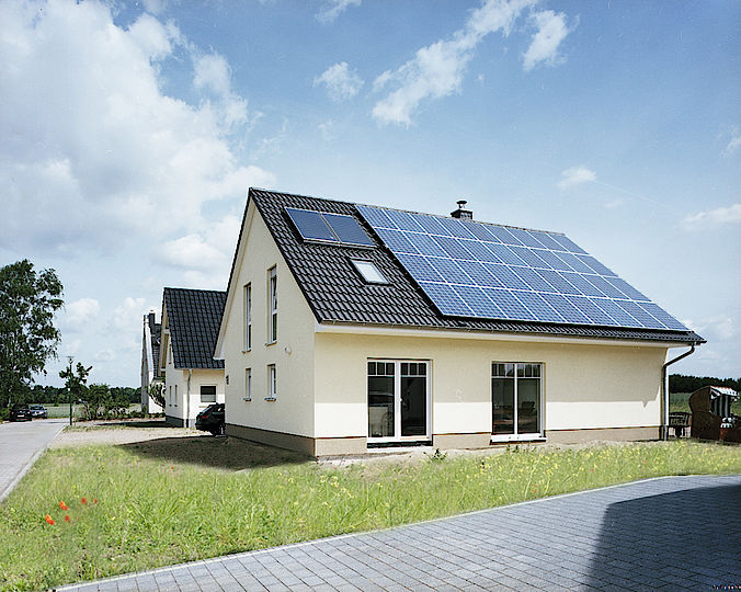 Through its new serivce Q.ENERGY Q CELLS sells green electricity from sources in Germany and Austria to customers.