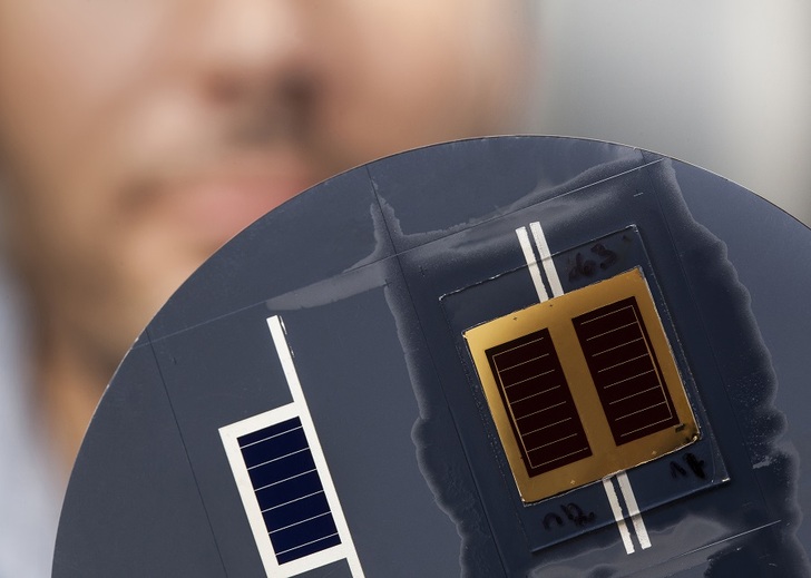 GaAs/SHJ tandem cells with efficiency up to 32.8% under 1-sun standard illumination. 