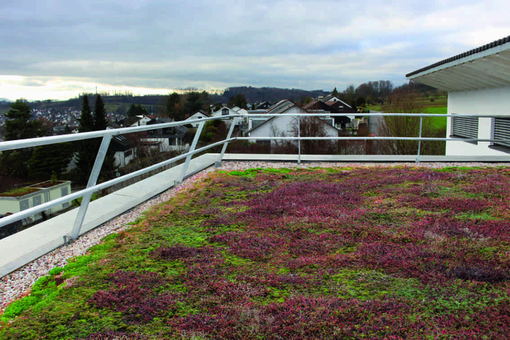 Inclining the railing inwards, makes it nearly invisible from ground level. - © ZinCo
