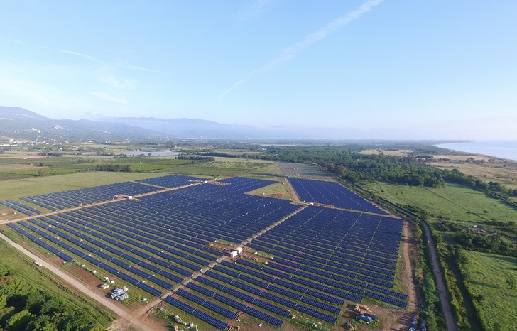 PV and sea side by side: The 12 MW solar park Folelli on the west coast of Corsica. - © Ralos New Energy
