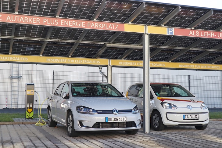 During the year, the photovoltaic system in the parking lot generates more energy than it needs.