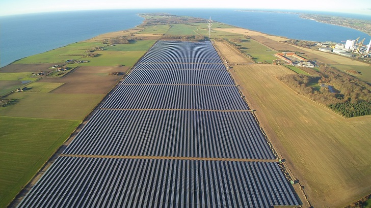 Denmark's largest operational solar plant in Lerchenborg. SMA takes over the operational management of the 60 MW solar farm from WIRCON.