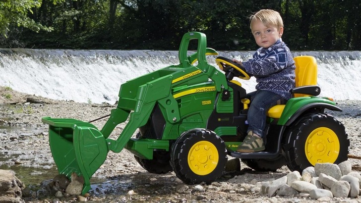 This little John Deere tractor is driven by 12 volts.
