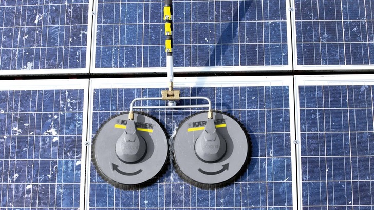 Put down the date and the measures for cleaning in the operational log report of the solar generator. - © Kärcher
