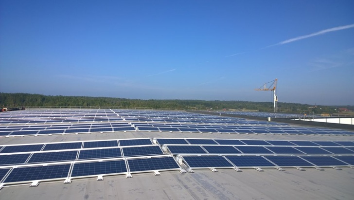 Commercial rooftop installation. - © IBC Solar
