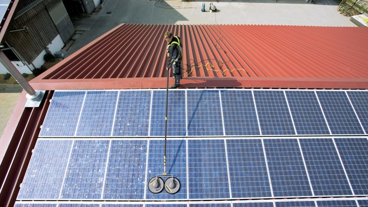 Cleaning a solar roof is a job for a trained expert. - © Kärcher
