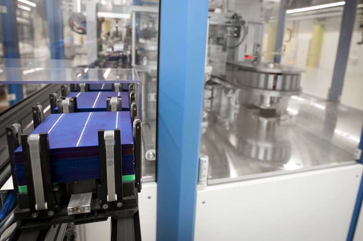 To make the shunt desolate, the laser cuts the contact lines of the emitter 