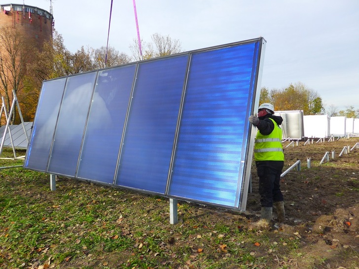 Installation of a 10 MW solar thermal plant in Ludwigsburg/Germany, which feeds into the municipal heating network. - © H.C.Neidlein
