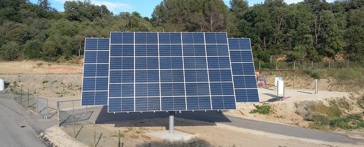 Deger Tracker D100 with 40 modules and 10.8 kW on the Spanish vineyard “Viñas del Vero” the University of Zaragoza. - © Deger
