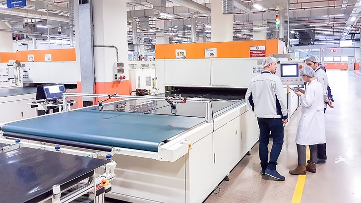 PI Berlin assessing a PV module lamination process. - © PI Berlin
