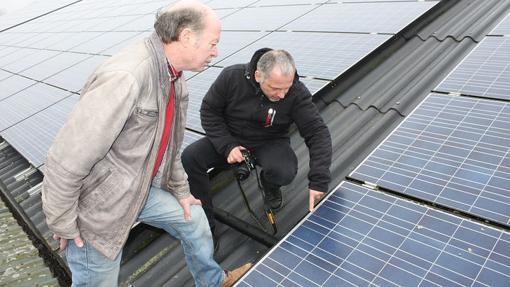 A check on the roof shows hot spots in the solar modules.