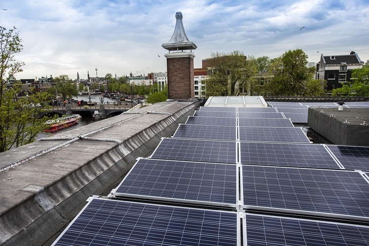 PV installation on the Hermitage in Amsterdam with an expected yearly yield of 80,000 kWh. - © Evert Elzinga/Hermitage Amsterdam
