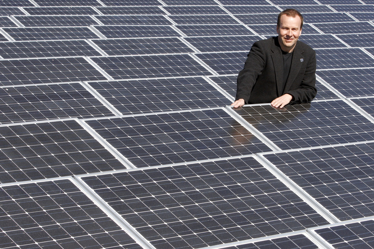 Kai Lippert is CEO of EWS in Handewitt at the German-Danish border. He is 52 years old and for 30 years in solar business.