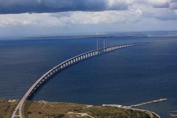 A 255 kW solar system comprising 864 Q.PEAK BLK-G4.1 smodules from Q CELLS powers Øresund bridge and tunnel connecting Denmark and Sweden. - © Hanwha Q CELLS
