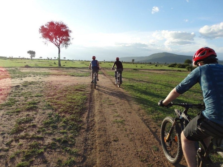 Guests of the Safari Camp Cottars`s camp with e-bikes.