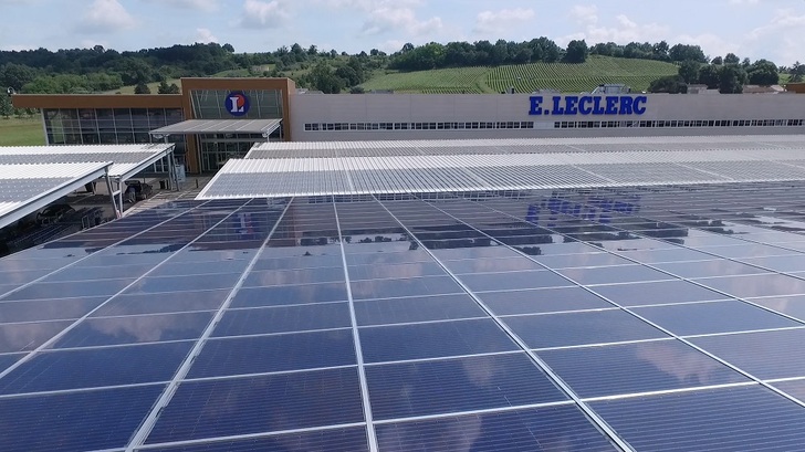 The carports for supermarket customers were covered with glass-glass modules on a E.Leclerc supermarket near Bordeaux.