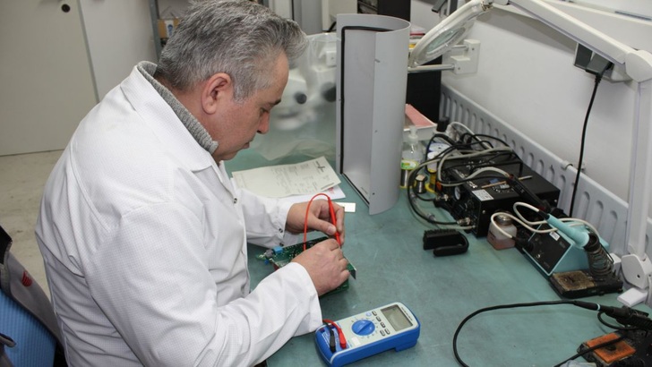 A staff member of SolarInvert repairs the control electronics of an inverter. - © HS
