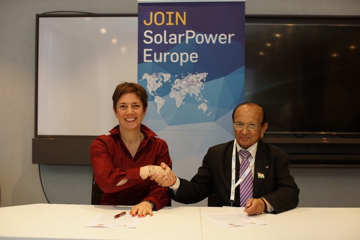 Walburga Hemetsberger, CEO of SolarPower Europe, and Pranav Mehta, Chairman of NSEFI, signing the MoU in Brussels.