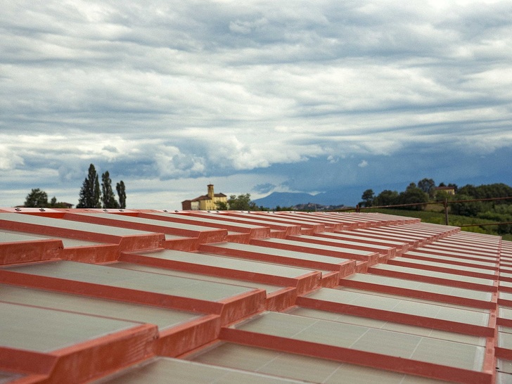 The photovoltaic solar tiles from Solarteg connects smoothly as Lego bricks do.