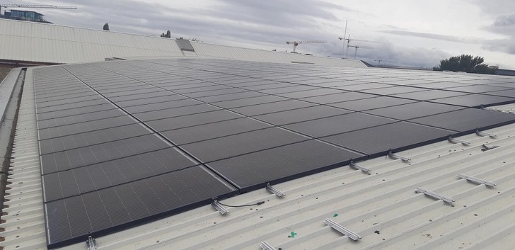 Installation of the 100kW PV scheme at the Shelbourne Hall of the Royal Dublin Society. - © Solarwatt
